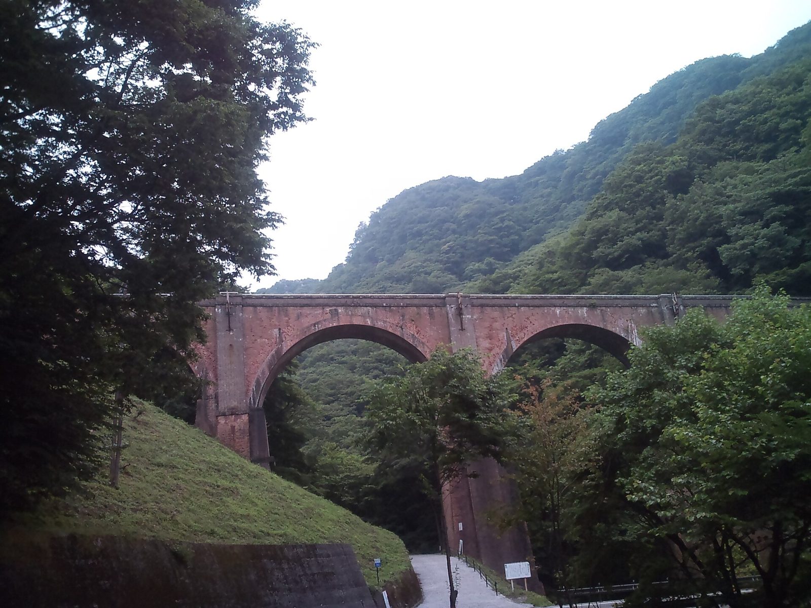 碓氷第三橋梁(めがね橋)の紅葉へ車なしで行く方法｜横川駅から徒歩約95分・アプトの道